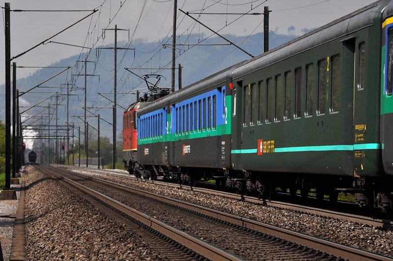 Bei Frick AG - Sonntag, der 19.4.2009 um 15:42 Uhr. Der InterRegio nach Zrich braust an mir vorbei, aber was ist das auf dem Gegengleis in der Ferne ? Im nchsten Bild ( ID 284451 ) wird es klar.