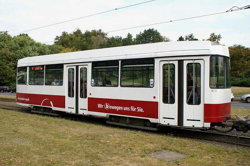 Bei den f�r den Einsatz mit NF-Tw adaptierten Beiwagen wurden die hinteren T�ren verschlossen: die vorhandenen Bahnsteige sind so kurz, dass die letzte T�r au�erhalb des Bahnsteigs zum Stehen kommen w�rde (Bw 7475 am 25. August 2009).