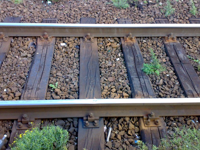 Bei genauerem hinsehen ist im gleis eine kleine Beule unten am gleis.