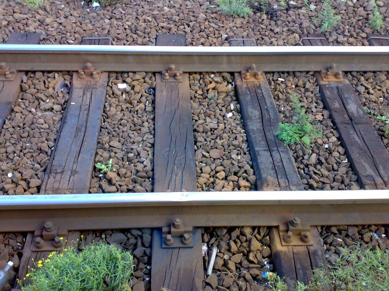 Bei genauerem hinsehen ist im gleis eine kleine Beule unten am gleis.