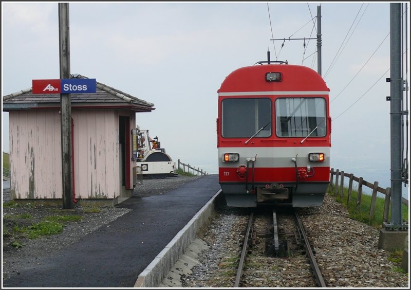 Bei der Haltestelle am Stoss beginnt der Strub Zahnstangenabschnitt und mit 160 Promille gehts talwrts ins Rheintal. (12.06.2008)