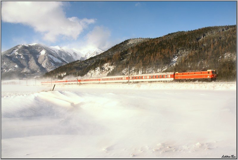 Bei heftigem Schneetreiben fhrt E-Lok 1044 040 mit Sonderzug 16775 von Bischofshofen nach Bratislava.
Seiz 23.11.2008