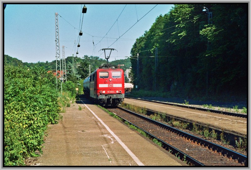 Bei heien Temperaturen rollt die 151 030 mit einem Gterzug von Mnchen durch das Altmhltal Richtung Nrnberg. Aufgenommen im Sommer 2006
