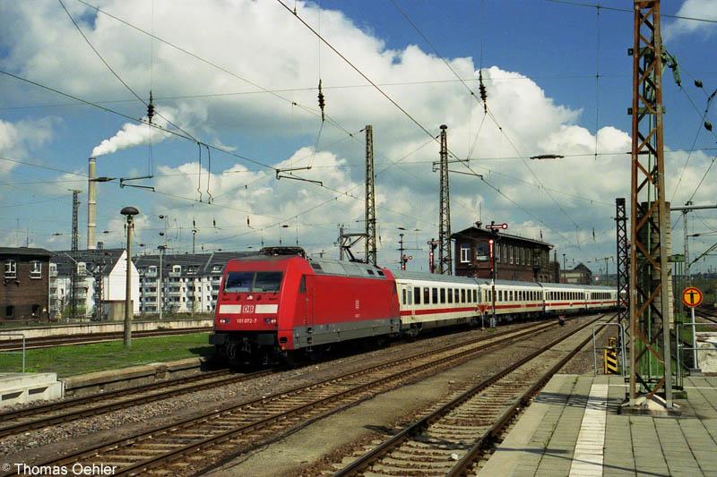 Bei herrlichem Fotowetter fhrt 101 072 mit IC 2064 am 30.04.06 in den Chemnitzer Hauptbahnhof ein.