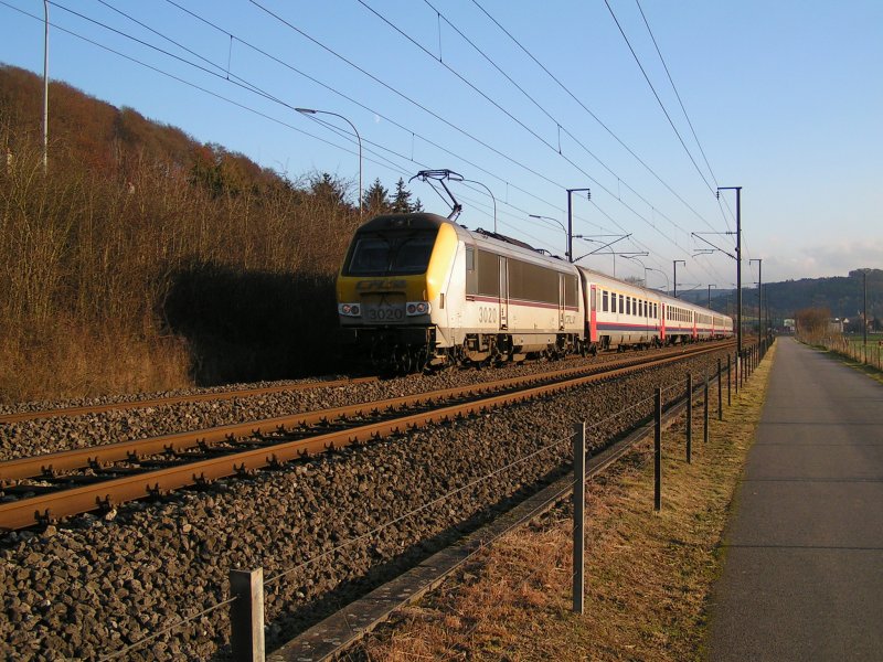 Bei herrlichem Wanderwetter rauscht Lok 3020 mit Zug IR 116 zwischen Mersch und Lintgen an uns vorbei. 18.11.07
