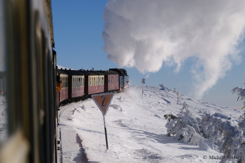 Bei herrlichem Winterwetter mit der Brockenbahn auf dem Weg zum Gipfel des Brocken. Januar 2009