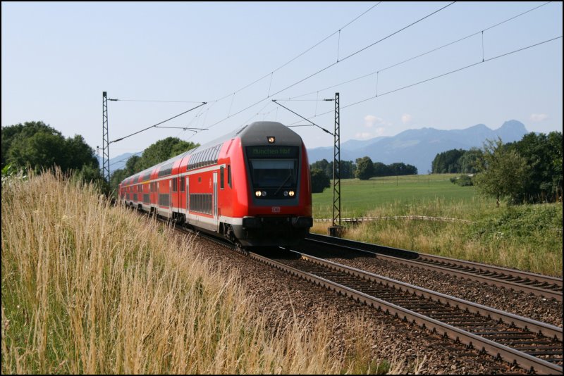 Bei Hilperting ist am Morgen des 24.06.07 die RB30016  Oberbayernbahn  auf dem Weg von Salzburg nach Mnchen Hbf. Schiebelok ist die 111 053. 