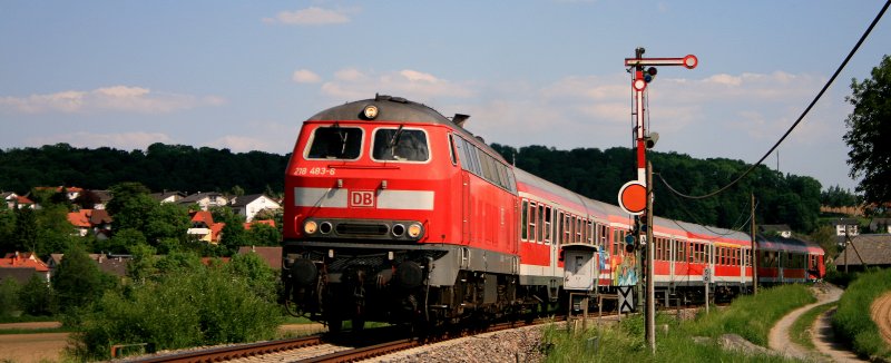 Bei Hoffenheim zieht 218 483 am 13.05.08 einen Regionalexpress von Heilbronn nach Mannheim. Das Graffiti an den ersten beiden Wagen spiegelt leider den Zustand der meisten n-Wagen aus Ludwigshafen wieder, die im Kraichgau zum Einsatz kommen.