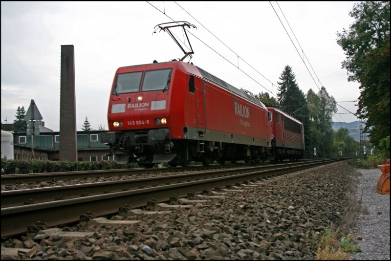 Bei Hohenlimburg schleppt die 145 004 die 155 154 als LZ Richtung Hagen. Gru an den Lokfhrer.