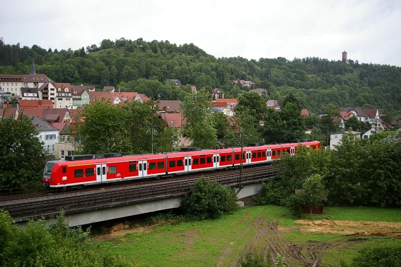 Bei Horb berquert die KBS 740 den Neckar. Auf dieser Brcke ist am 26. Juni 2007 ein 425er als RE 19627 auf dem Weg von Stuttgart nach Rottweil.
