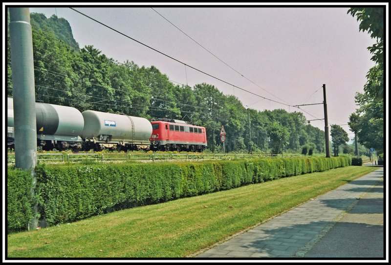 Bei Knigswinter konnte diese 140 mit ihrem Kesselwagenganzzug abgelichtet werden.