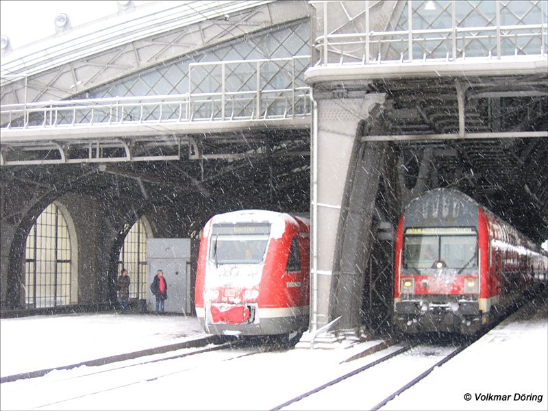 Bei krftigem Schneetreiben Parallelausfahrt eines RegioSwinger als RE 17011 nach Grlitz und der S1 nach Meissen - Dresden-Neustadt, 29.12.2005
