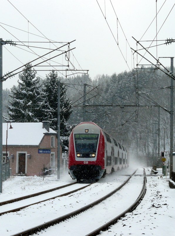 Bei leichtem Schneegestber braust Steuerwagen 018 am 25.03.08 um 11.02 aus Richtung Wilwerwiltz durch die Ortschaft Enscherange und wirbelt dabei mchtig frisch gefallenen Schnee auf.
