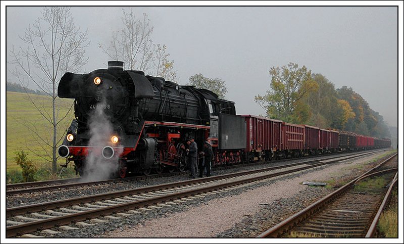 Bei der letzte Fahrt der 44 1486 am 12.10.2007 musste die Lok einen ca. 1100 Tonnen schweren Holzzug von Meiningen nach Eisenach Gbf. bringen. Die Aufnahme entstand beim Halt in Marksuhl. Am Zugende war 52 8079 als Schiebelok eingeteilt.