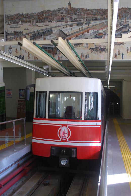 Bei der Linie FN1 der Istanbuler Straenbahn handelt es sich eigentlich um eine unterirdische Standseilbahn. Der  Tnel  ist somit zudem die krzeste U-Bahn Europas. Er verbindet die  normale  Straenbahn an der Station Karaky (Linie TR1) an der Talstation mit der historischen Straenbahn (Linie NT1) an der Bergstation. Das Bild entstand am 24.09.09 in der Bergstation.