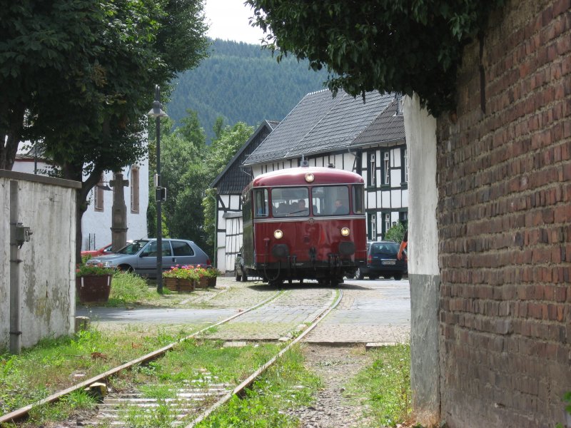 Bei einer  Lust-Tour  mit meinem Vater zur Oleftalbahn am 30.07.2006 erwarten wir im Haltepunkt Olef den VT 798, der hier gerade ber den Dorfplatz fhrt.
