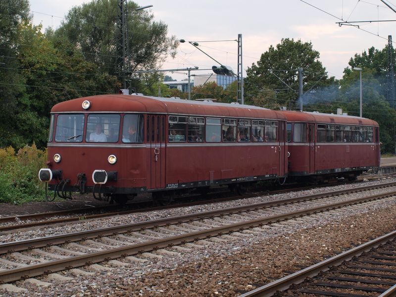 Bei den Mrklin-Tagen in Gppingen, der Schienenbus des Bayerischen Eisenbahnmuseums fhrt zu einer Pendelfahrt ab. (20.09.2009)