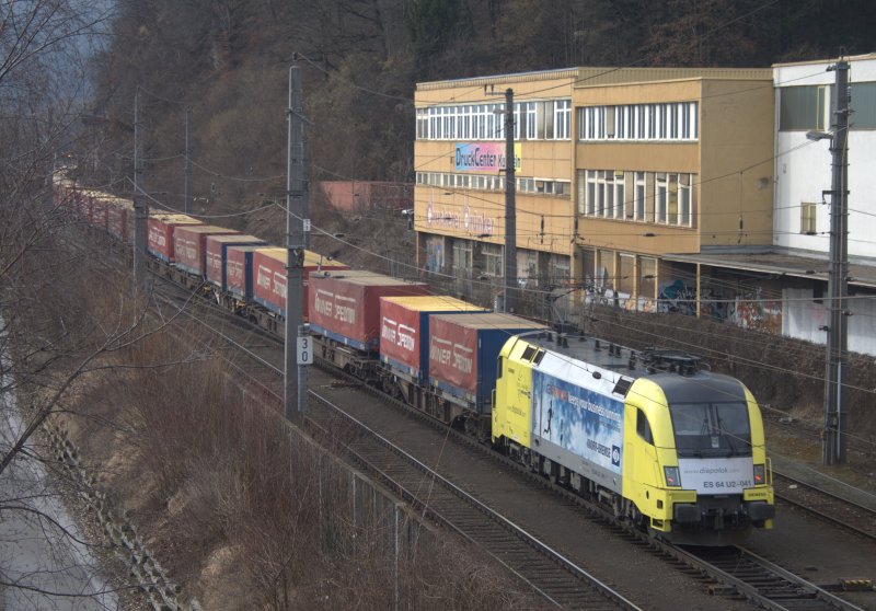 Bei meinem Bayern/sterreich Urlaub verfolgte die 182 941 mich wohl. Hier ist sie nun kurz hinter dem Kufsteiner Bahnhof mit dem 43139 Richtung Verona zu sehen. Hatte brigens gute 19 Minuten Versptung.