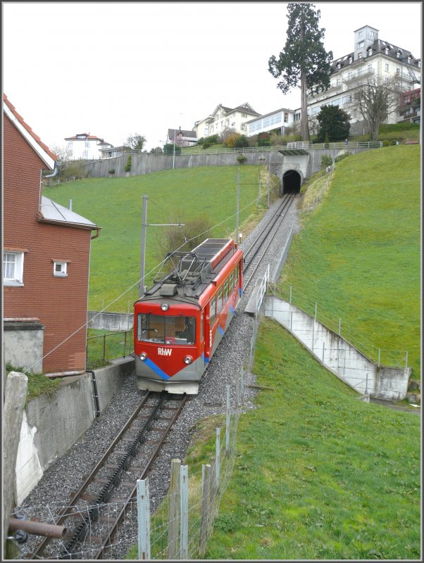 Bei meinem gestrigen Besuch in Heiden habe ich noch einen Abstecher zur RhW gemacht. Der einzige Triebwagen strebt hier dem Kurort Walzenhausen entgegen. Nach dem 70m langen Tunnel endet die Strecke im Stationsgebude mitten auf dem Platz vor dem Kurhaus. (14.04.2008)