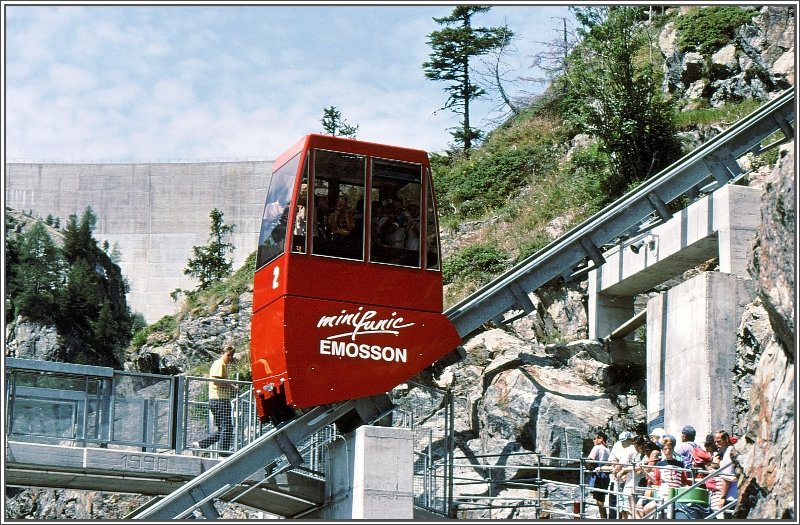 Bei meinem letzten Besuch verkehrte dann eine moderne Minifuni die 140 Hhenmeter zur Staumauer hoch. Maximalsteigung 73%. (Archiv 08/94)