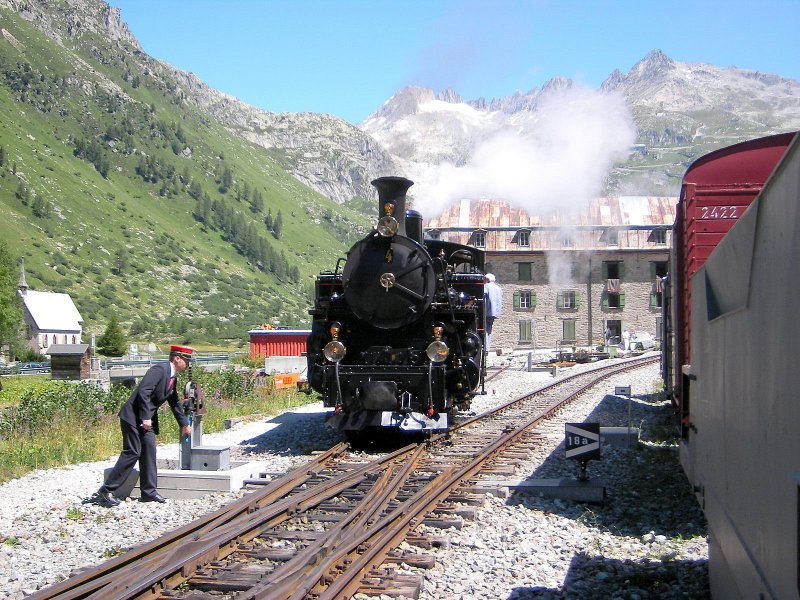 Bei den Museumsbahnen wird jede Hand gebraucht! Selbst der Schaffner ist sich nicht zu schade, um die Weiche umzustellen. Das Bild wurde in Gletsch am 01.08.07 gemacht.