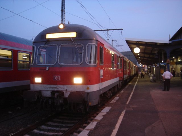 Bei Nchtlicher stimmung stand dieser RE-Zug nach Donauwrth im Aalener HBF. Am Ende dieses Zuges hang die legendere Br.110.
Aufgenommen am 21.04.07