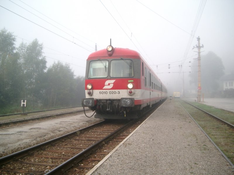 Bei Nebel fhrt die 6010 020-3 am 29. September 2006 in einen Bahnhof in der Nhe von Flachau.
