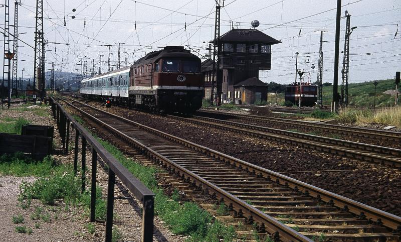 Bei Neudietendorf donnert diese 232 mit einem Interregio bon Bebra kommend mit hchster Anstrengung ihrem Ziel Erfurt Hbf.entgegen. ( 1992 )