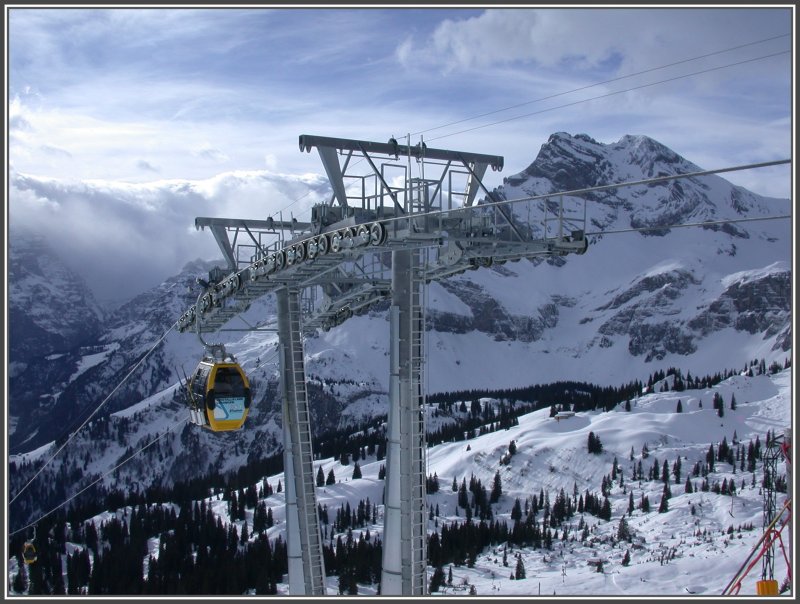 Bei der neuen Gumenbahn in Braunwald kann man sich zwischen 4er Gondeln oder 2er Sesseln entscheiden. Bei einem Fhntag wie diesem empfiehlt, sich der offene Sessel in Querlage, wie sie schon bei der alten Bahn bestanden haben. Eine der neuen Gondeln vor dem Ortstock 2717m. (11.01.2008)