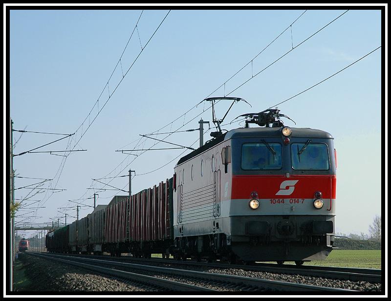 Bei nicht gerade optimalem Lichteinfall kam mir am 15.4.2006 1044 014 mit ihrem Gterzug kurz vor Ebenfurth entgegen.