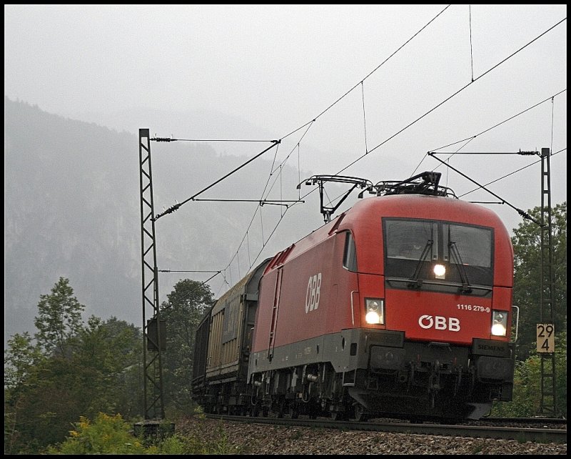 Bei Nieselregen ist 1116 279 mit einem Gterzug von Hall i.Tirol - Salzburg/Wien bei Kiefersfelden unterwegs. (30.07.2009)
