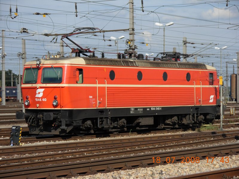 Bei der BB-Baureihe 1044 gibt es mehrere Fahrzeuge, die durch ihre abweichende Farbgebung auffallen. Eines davon ist 1044 040-4, am 18.7.2008 bei bestem Wetter auf dem Zentralverschiebebahnhof Wien-Kledering abgestellt.