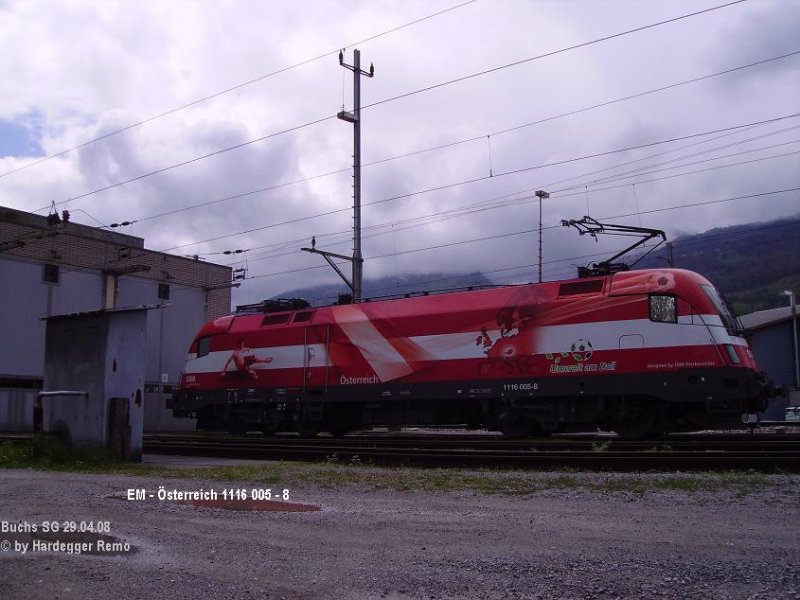 Bei der BB ist noch alles beim Alten bezglich der Divisionalisierung: Sie brachte einen Gterzug, und nimmt den OEC 161 *Vorarlberg* wieder mit. EM-Austria 1116 005-8
Buchs SG 29.04.08