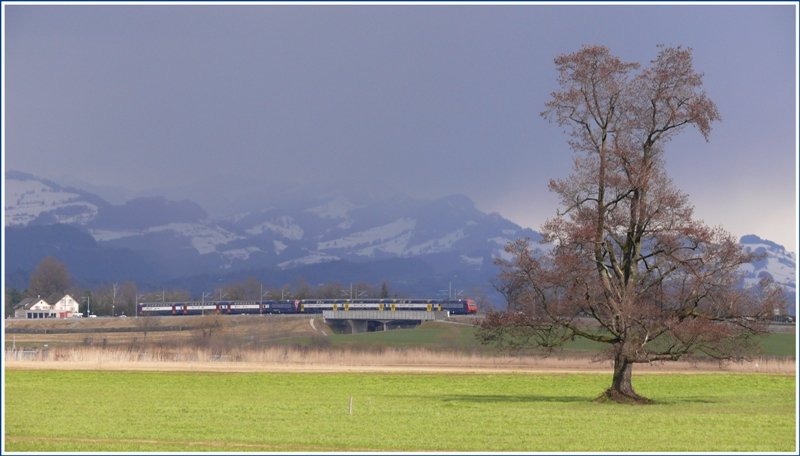 Bei Pfffikon SZ kommen zwei Re 450 Dostos ber den Seedamm gefahren. (26.03.2009)