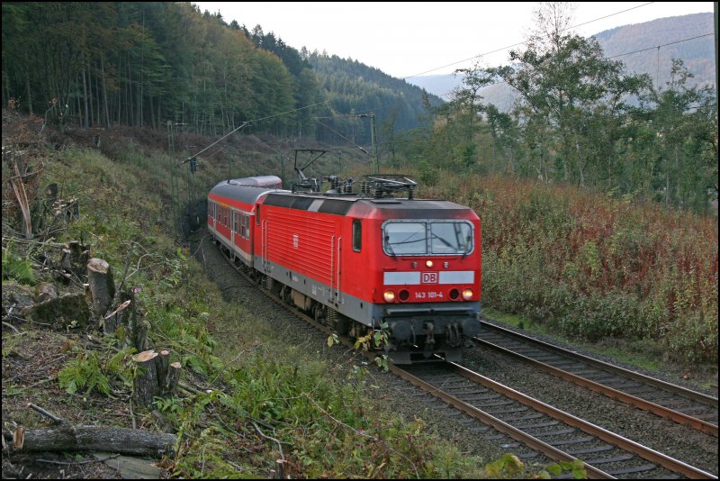 Bei Plettenberg ist die 143 101 mit der RB91 (RB 39173)  RUHR-SIEG-BAHN  nach Siegen unterwegs.