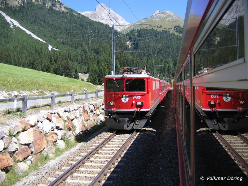 Bei Preda spiegelt sich die entgegenkommende Ge 6/6 II RhB 705 mit ihrem D 1148 im D 1141 Chur - St. Moritz ; 12.08.2005
