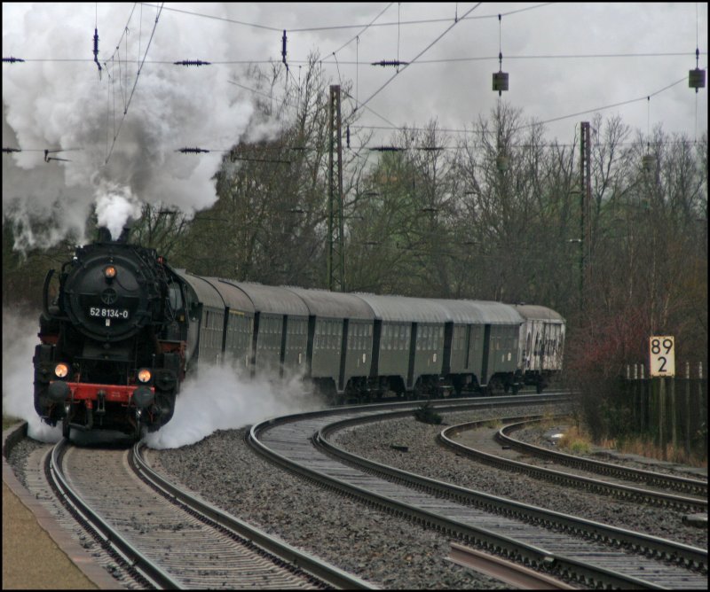 Bei Regenwetter erklimmt die 52 8134 die Steigung bei Littfeld mit ihrem Dampfzug nach Altenhundem. (08.12.07)