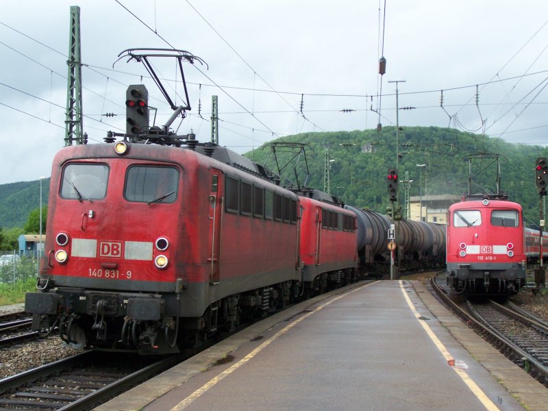 Bei Regenwetter fuhren eine E-Lok Doppeltraktion mit einem Kesselwagenzug am Bahnhof Geislingen vorbei, eine der beiden E-Loks ist die Br.140 831-9. Rechts fuhr die Br.110 418-1 mit einem RE-Zug aus dem Bahnhof herraus.