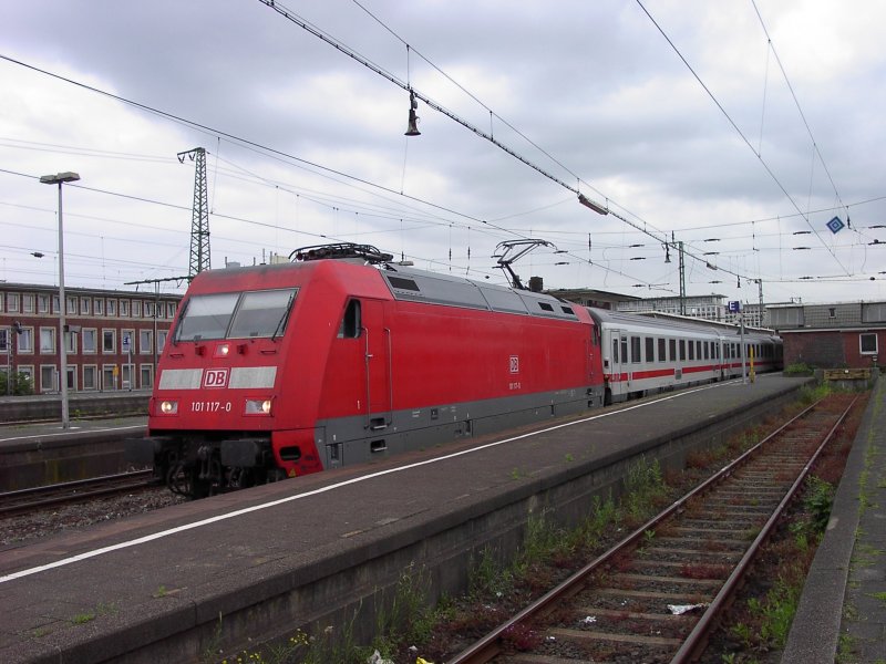 Bei regnerischem Wetter h�lt 101 117 in M�nster mit einem IC.
(21.6.07)
