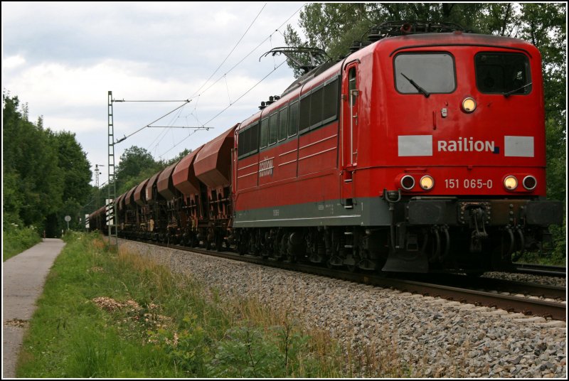 Bei Rosenheim ist die 151 065 mit einem Schotterzug aus Fc und Schotterwagen266 auf dem Weg nach Rosenheim. (27.06.07)