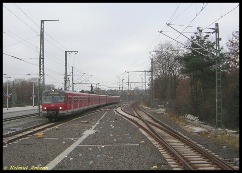 Bei der S-Bahn Rhein-Main hat die Modernisierung der Baureihe 420 zu 420Plus begonnen, allerdings in einer gegen�ber den bereits umgebauten Stuttgarter Fahrzeugen reduzierten Form. Am 23.12.2006 fuhr der als zweiter mit LED-Lampen ausgestattete 420 316 auf der S 8 nach Hanau in den Bahnhof Frankfurt am Main-Stadion ein. Deutlich erkennbar sind die verblechten Lampen mit ausgelagertem Fernlicht, eine neue Variante im Gegensatz zum ersten modernisierten 420 297, der die Lampen in der Ursprungsform behielt. Die Aufnahme geh�rt zugegebenerma�en aufgrund der Lichtverh�ltnisse an dem Tag nicht zu den Besten, aber der dokumentarische Wert ist ausschlaggebend daf�r, da� ich es hochgeladen habe.