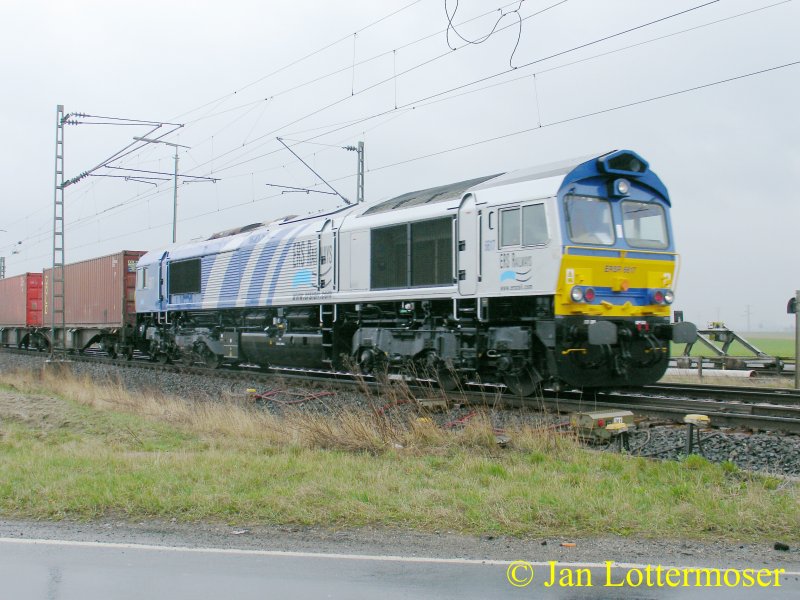 Bei Sauwetter am 17.03.2007. Eine Class 66 zieht bei Vechelde einen Containerzug Richtung Hannover.