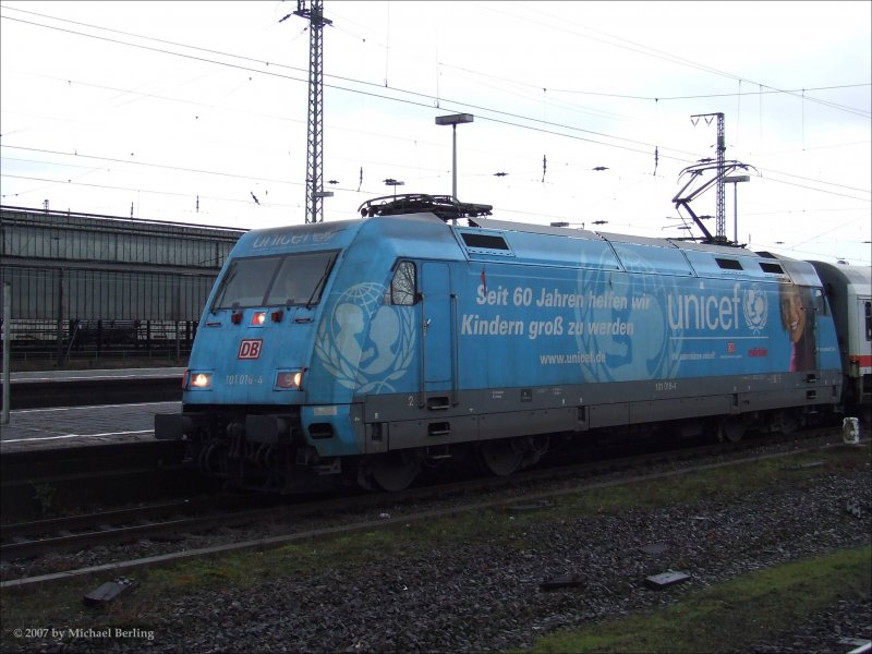 Bei Sch... Wetter macht die 101 016-4 (Unicef) mit IC435 nach Norddeich Mole einen zwischenstop in Wanne-Eickel Hbf. 6.2.08