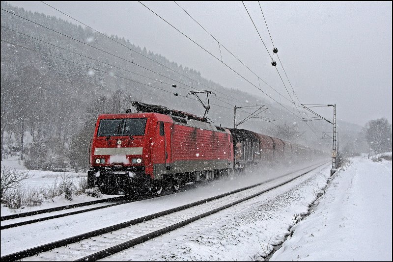 Bei schlechten Lichtverhltnissen schleppt eine Unbekannte 189er einen Gterzug aus dem Ruhrgebiet Richtung Kreuztal. (26.03.2008)
