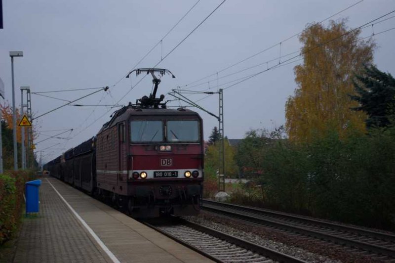 Bei schlechten Wetter durch fuhr die 180 010 am 28.10.07 den Hp. Glaubitz (bei Riesa). 