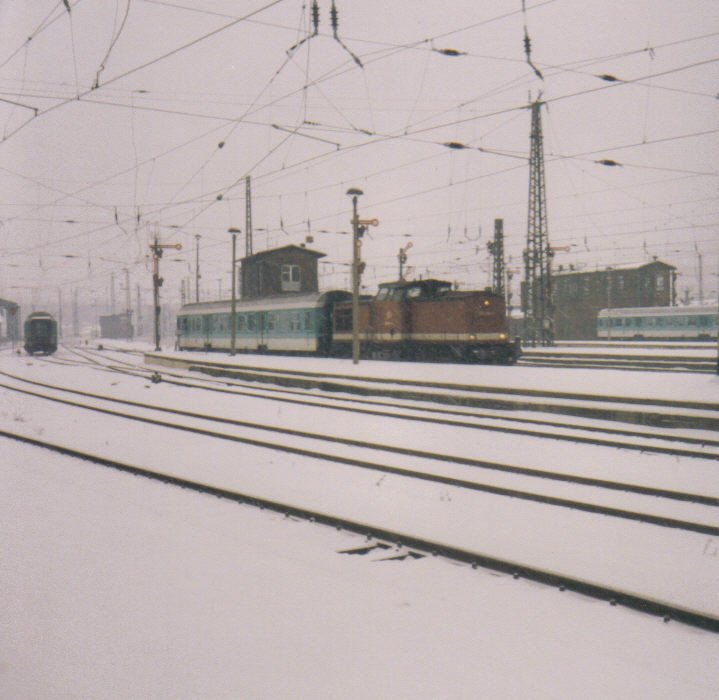 Bei Schneefall erreicht diese unerkannt gebliebene 202 mit RB aus Rochlitz den Chemnitzer Hbf. Bild von Februar '99.
