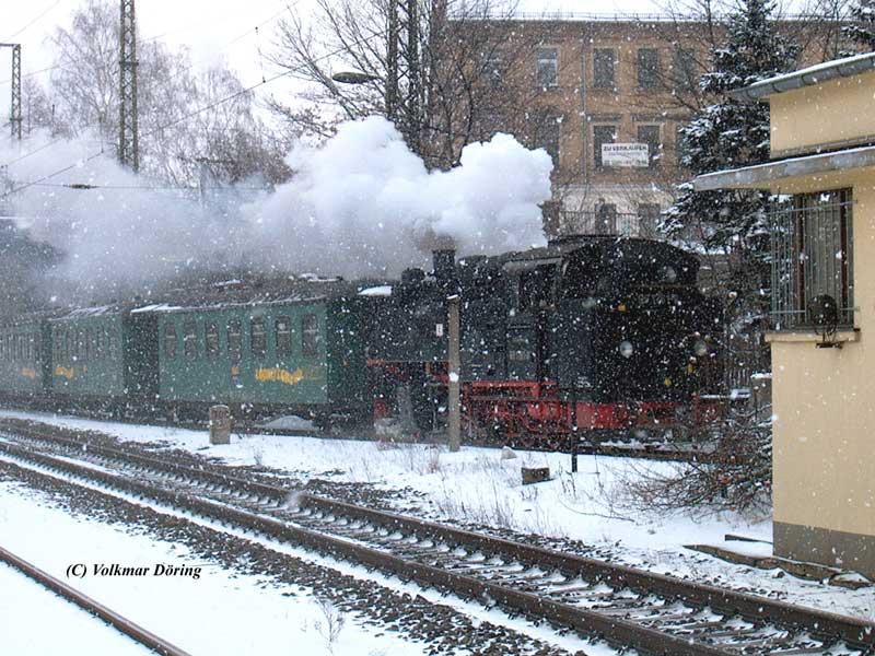 Bei Schneetreiben in Radebeul-Ost einfahrender P 3007 der Lößnitzgrundbahn (BVO) gezogen von 99 1761-8 (ex DR 99 761; DB EDV-Nr.; 099 743-6) Tv - 27.02.2005
