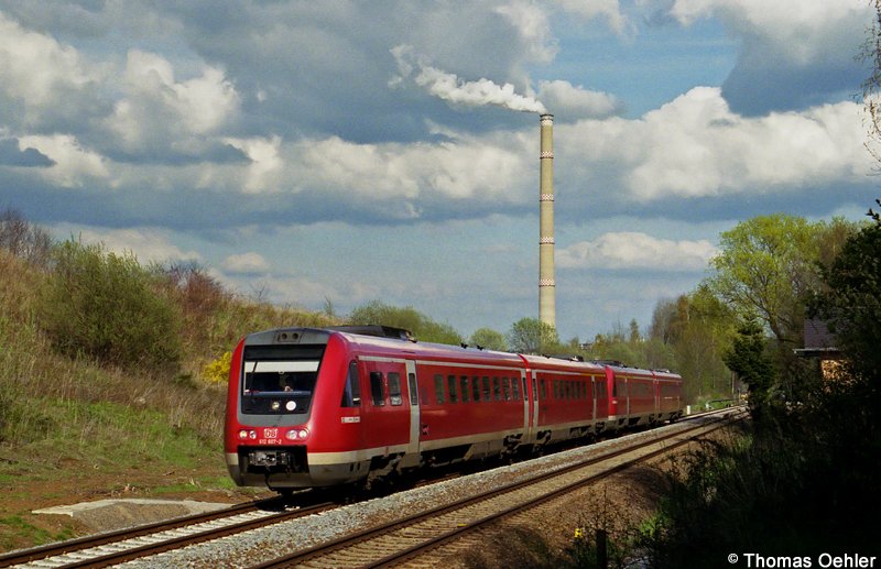 Bei schnem Frhjahrswetter ist der RE Chemnitz-Leipzig in Form zweier BR612 am 30.04.06 zwischen Chemnitz/Kchwald und Chemnitz/Borna Hp unterwegs.