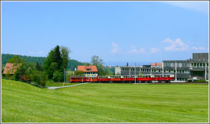 Bei schnem Wetter geniessen die Reisenden die offenen Sommerwagen. Ganz im Hintergrund ist schwach das Schwbische Meer zu erkennen. (11.05.2008)