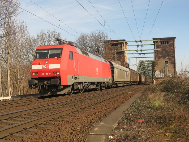 Bei schnstem Fotowetter am 08.03.2008 zieht 152 159 den Sappi-Leerzug ber die Klner Sdbrcke.
